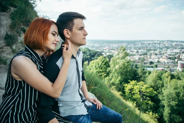 Paar, houdend handen en kijken naar het panorama van Lviv, Oekraïne — Stockfoto