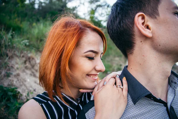 Das Mädchen blickt den Jungen mit ihren liebevollen Augen an — Stockfoto