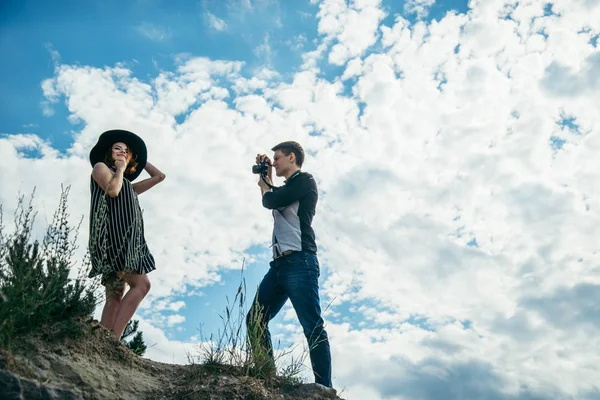 Giovane coppia sulla collina, uomo che fotografa la sua ragazza — Foto Stock