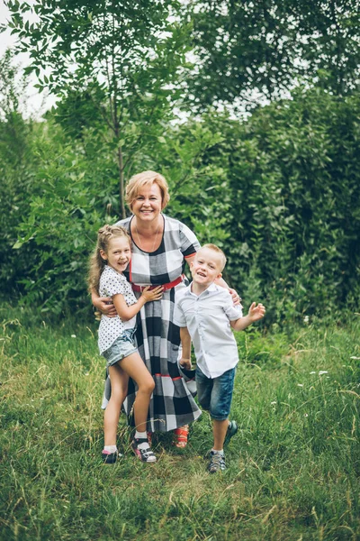 Büyükanne torunları ile parkta oynarken