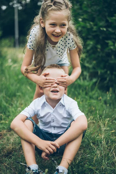 Niños jugando en el parque, adivina quién, cerrándose los ojos —  Fotos de Stock