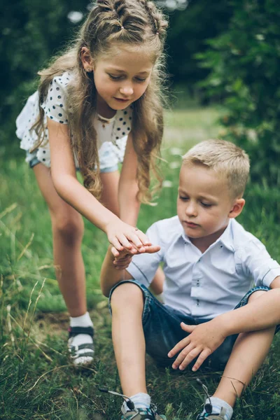 çocuklar parkta oynarken bil bakalım kim, her diğer göz kapatma