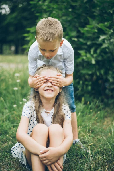 çocuklar parkta oynarken bil bakalım kim, her diğer göz kapatma
