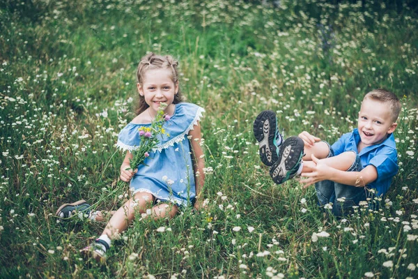 Niño y niña en flores — Foto de Stock