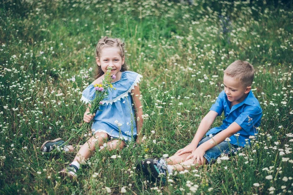 Хлопчик і дівчинка в квітах — стокове фото