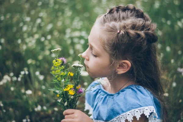 genç kız smalling alan çiçek