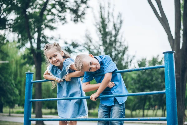 Mutlu çocuk yatay çubuk üzerinde oyun