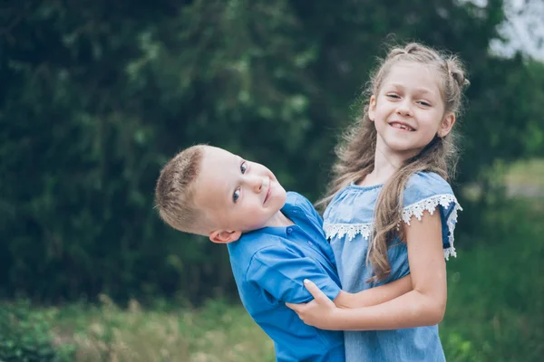 İki mutlu komik çocuklar birlikte birbirlerine sarılma ayakta