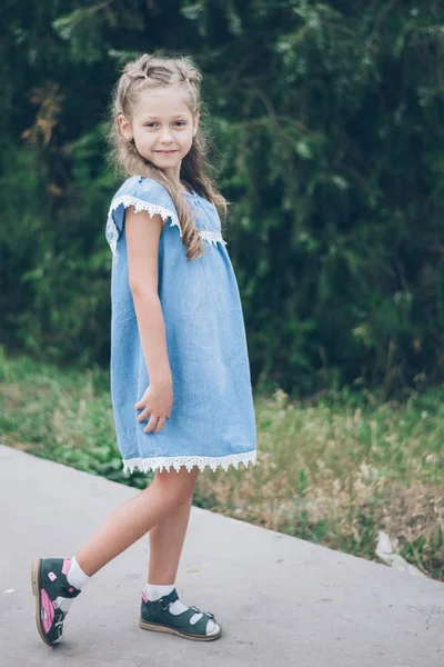 Bonito menina no verão parque — Fotografia de Stock