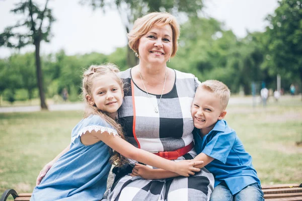 Büyükanne torunları ile parkta oynarken