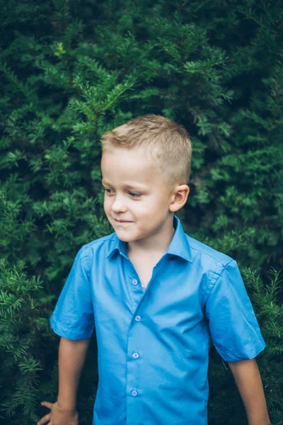 Pequeño retrato de niño en el parque —  Fotos de Stock