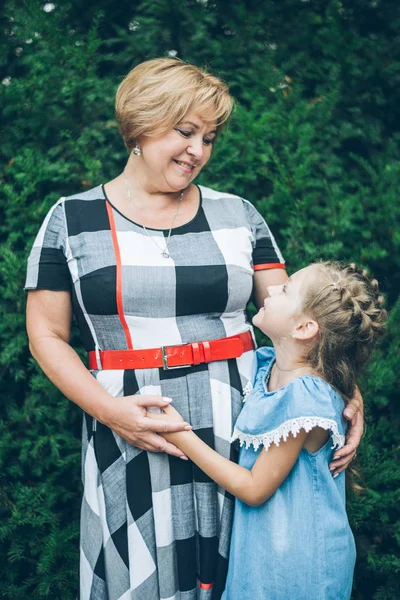 torunu sarılma anneanne Parkı