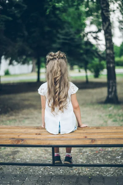 Linda niña rubia en ropa de verano al aire libre — Foto de Stock