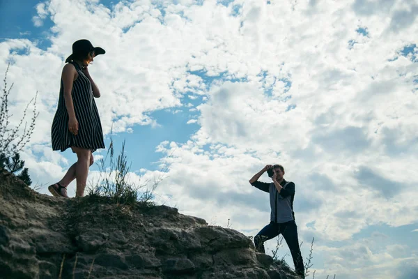genç adam kız arkadaşı resim çekmek üstünde belgili tanımlık tepe, Çift
