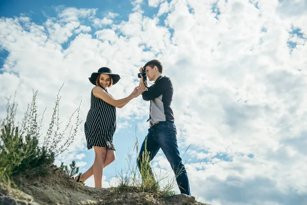 Unga par på kullen, mannen som tog bilden av hans flickvän — Stockfoto