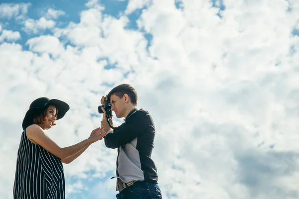 Jeune couple sur la colline, homme prenant en photo sa petite amie — Photo