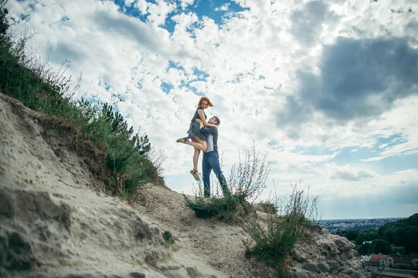 genç adam tutun kadın üzerinde tepe