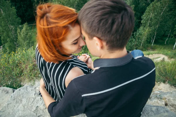 genç kadın sevgilisi ile tepenin zirvesine oturur.