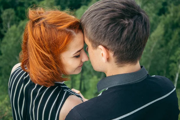 genç kadın sevgilisi ile tepenin zirvesine oturur.