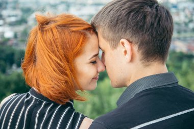 genç kadın sevgilisi ile tepenin zirvesine oturur.