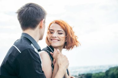 genç kadın sevgilisi ile tepenin zirvesine oturur.