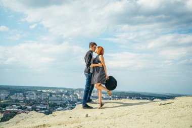 Çift tepe üstünde durmak