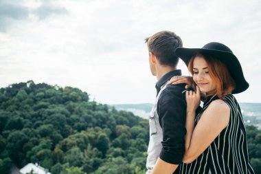 hill sarılma üzerinde duran ve şehir manzaralı seyir Çift