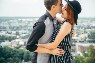 hill sarılma üzerinde duran ve şehir manzaralı seyir Çift