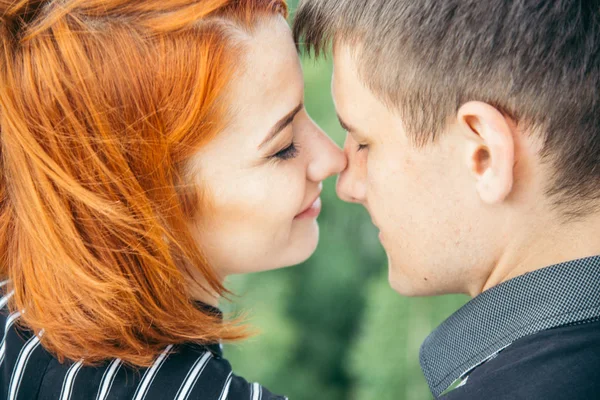 Young woman sits with her boyfriend on the peak of the hill — Stock Photo, Image