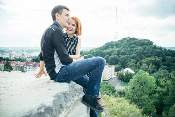 Giovane donna siede con il suo ragazzo sulla cima della collina — Foto Stock