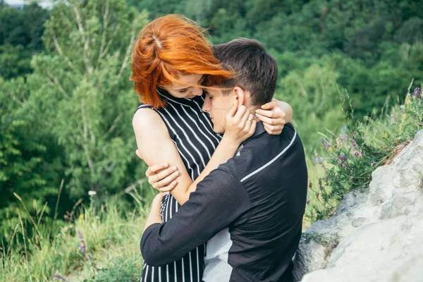 Coppia hanno una data sulla cima della collina — Foto Stock