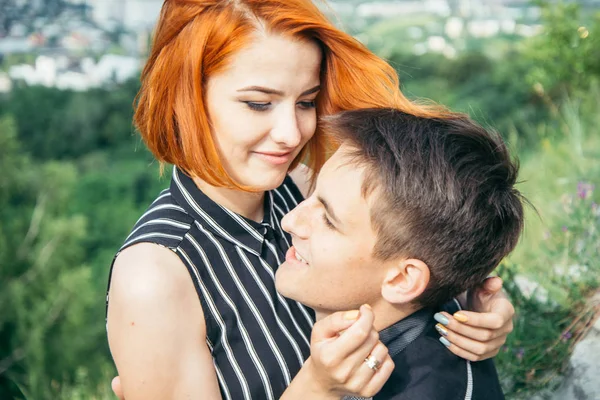 Pareja tiene una cita en la cima de la colina — Foto de Stock