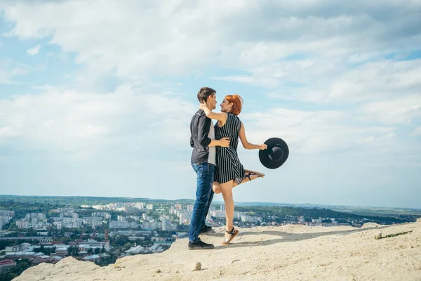 Couple stand on the top of the peak — Stock Photo, Image
