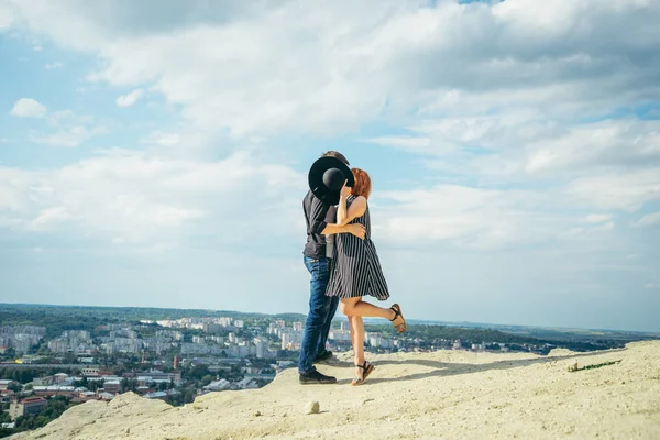 Couple stand on the top of the peak — Stock Photo, Image