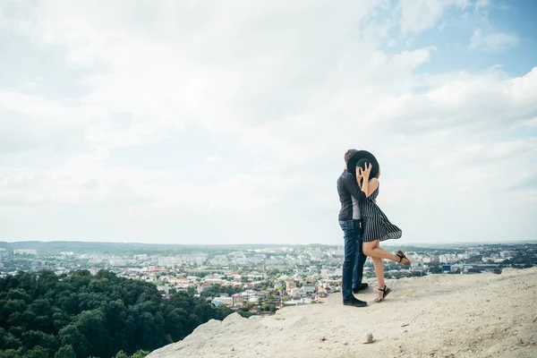 Kadın adam dağın zirvesine hugs. — Stok fotoğraf