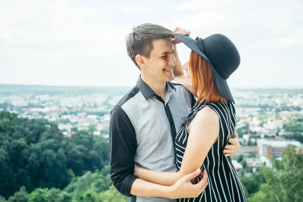 Paar staande op de heuvel knuffelen en op zoek op uitzicht op de stad — Stockfoto