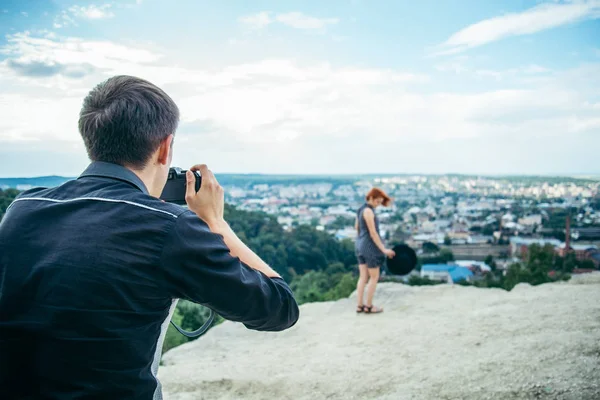 Man nemen foto van gember meisje — Stockfoto