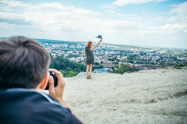 Мужчина фотографирует девушку с имбирем — стоковое фото