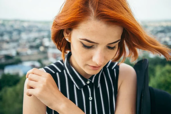 Porträt einer jungen Ingwerfrau — Stockfoto