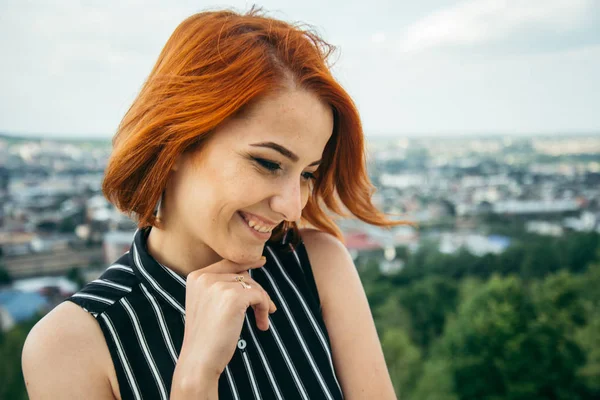 Porträt einer jungen Ingwerfrau — Stockfoto