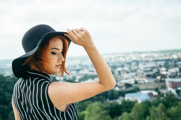 Portret van jonge gember vrouw — Stockfoto