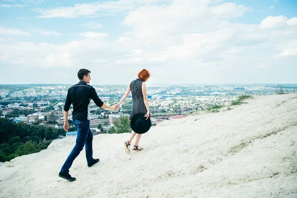 Férfi, nő, a domb tetején séta — Stock Fotó