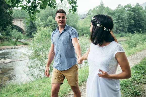 Young pretty couple walking near mountains river — Stock Photo, Image