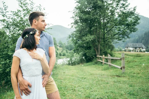 adam hugs kadın güçlü elleriyle