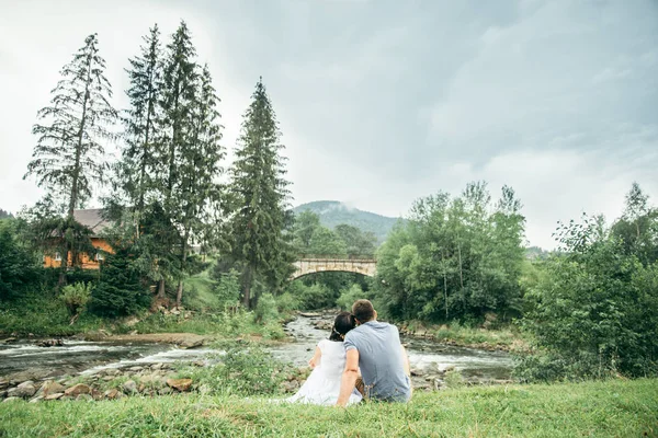 İki dağ nehir kenarında oturur
