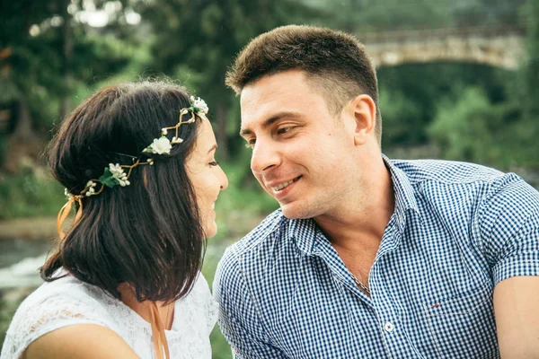 İki dağ nehir kenarında oturur