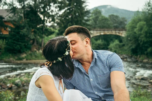 İki dağ nehir kenarında oturur