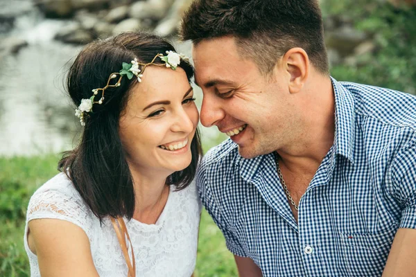 Couple sits near mountain river — Stock Photo, Image