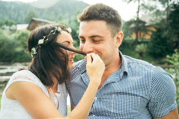 Genç çift mountins dalga geçmeyi