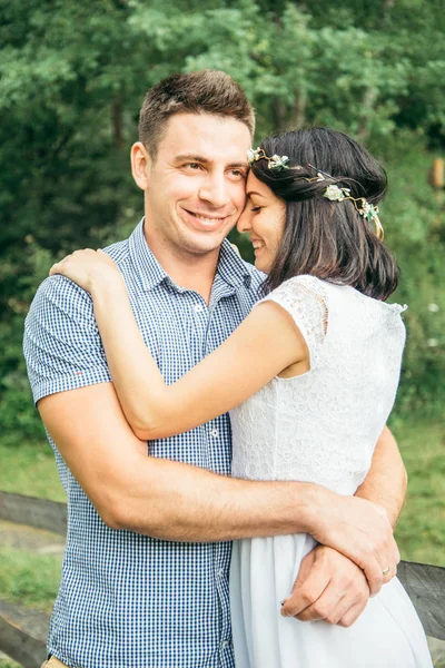 Romantik yeni evli çift sarılma ve öpüşme orman